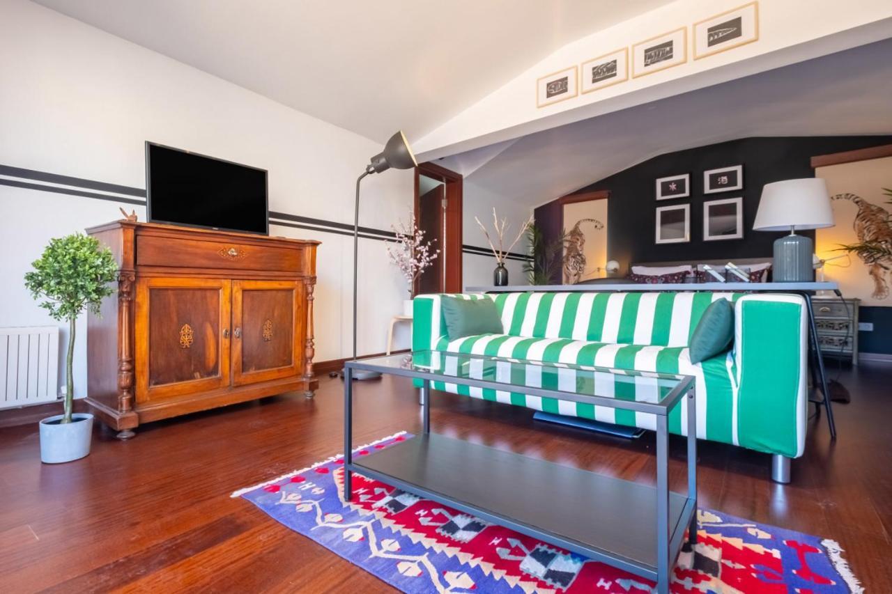 Apartamento Flat With Terrace Near Istiklal Street Estambul Exterior foto